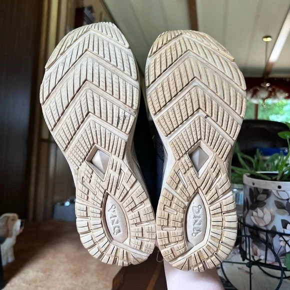 Brooks Ricochet Sneaker 9.5 1202921B018 Running Shoes Black, Burgundy. - Picture 8 of 17